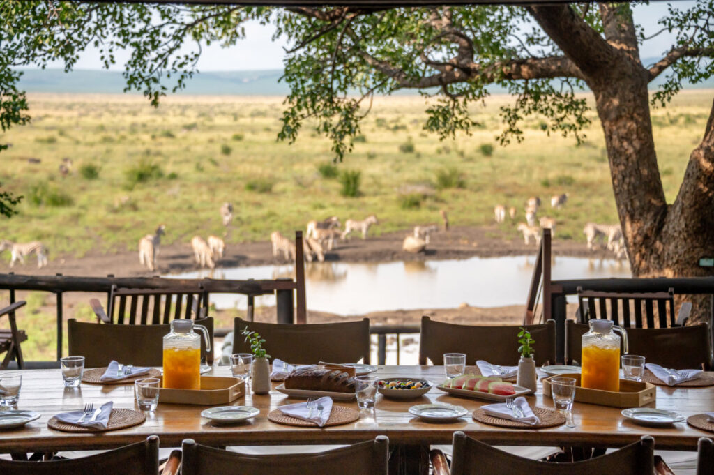 Alfresco dining table under shaded pergola at Tamboti Lodge
